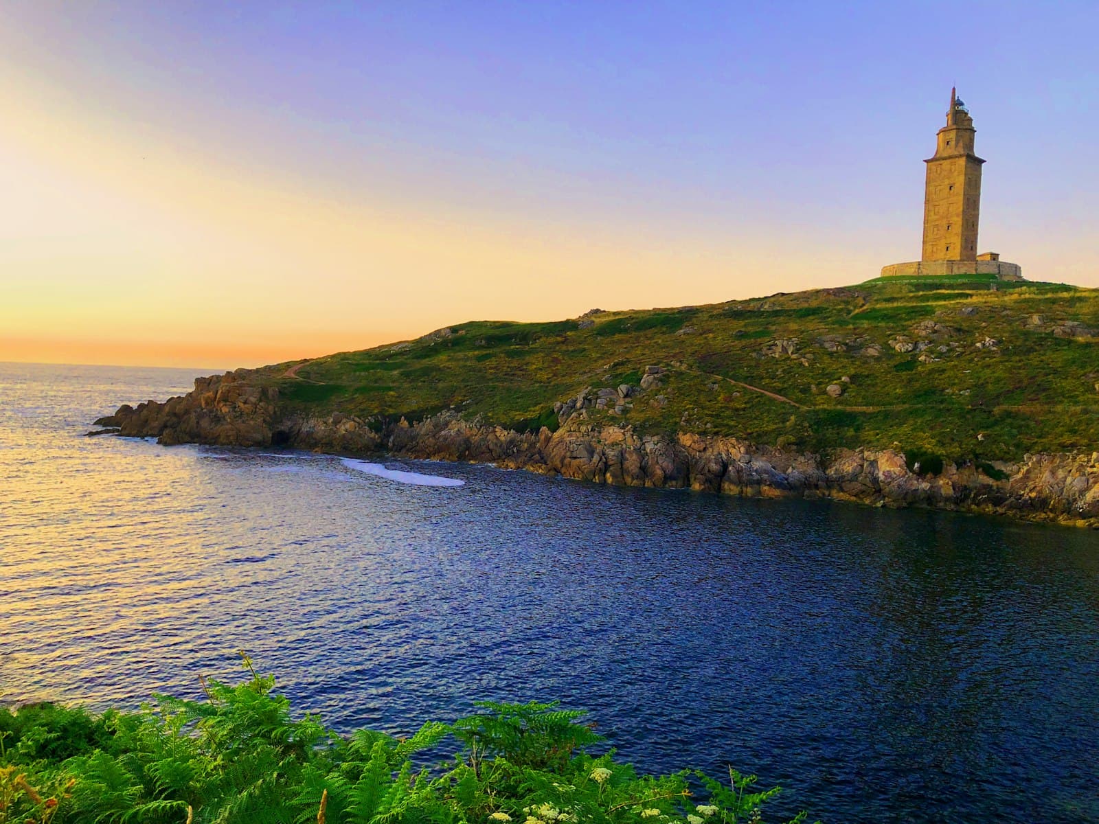 A Coruña — statue in the middle of the island