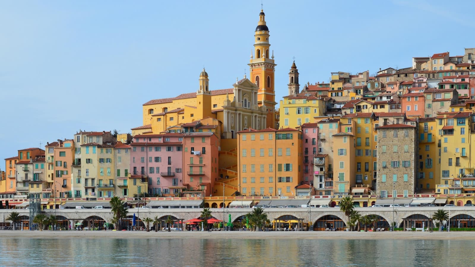 Aiguines — a group of buildings that are next to a body of water