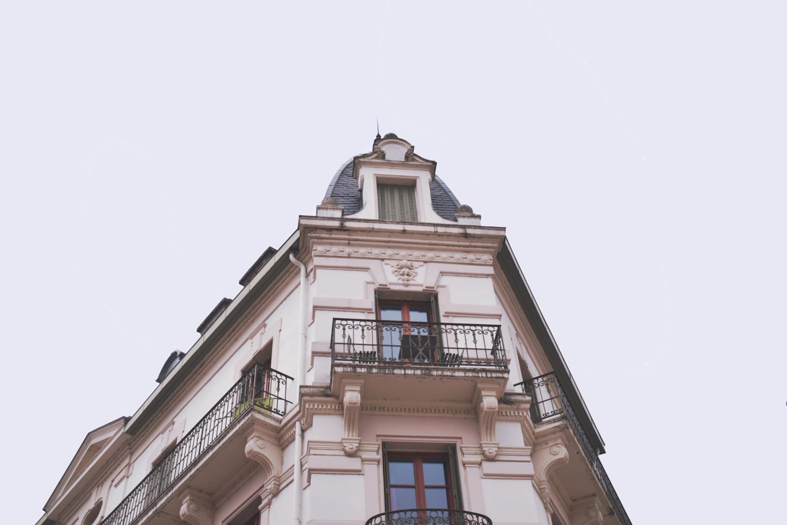 Aix-les-Bains — low angle view photography of building