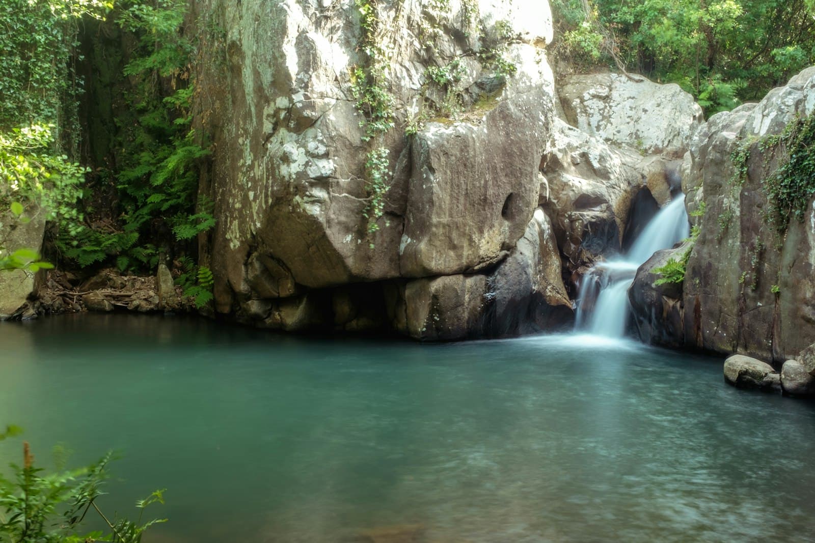 Algeciras — brown rock formation near waterfalls