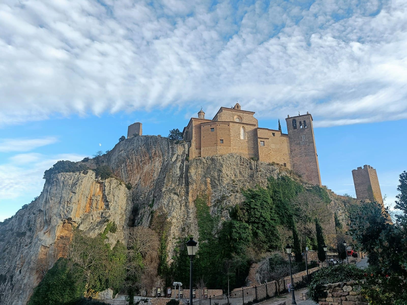 Alquézar — a castle on top of a mountain with a sky background