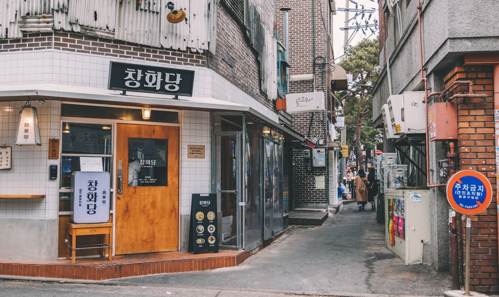 Andong — closed brown wooden door