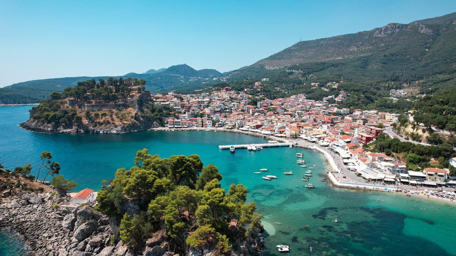 Arachova — An aerial view of a beach with boats in the water