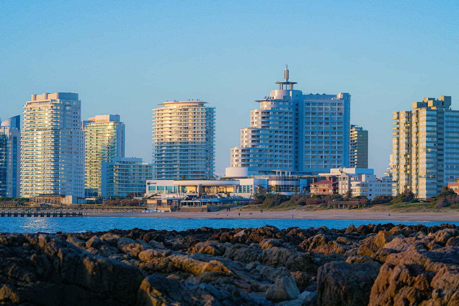 Atlántida — a view of a city from a rocky shore