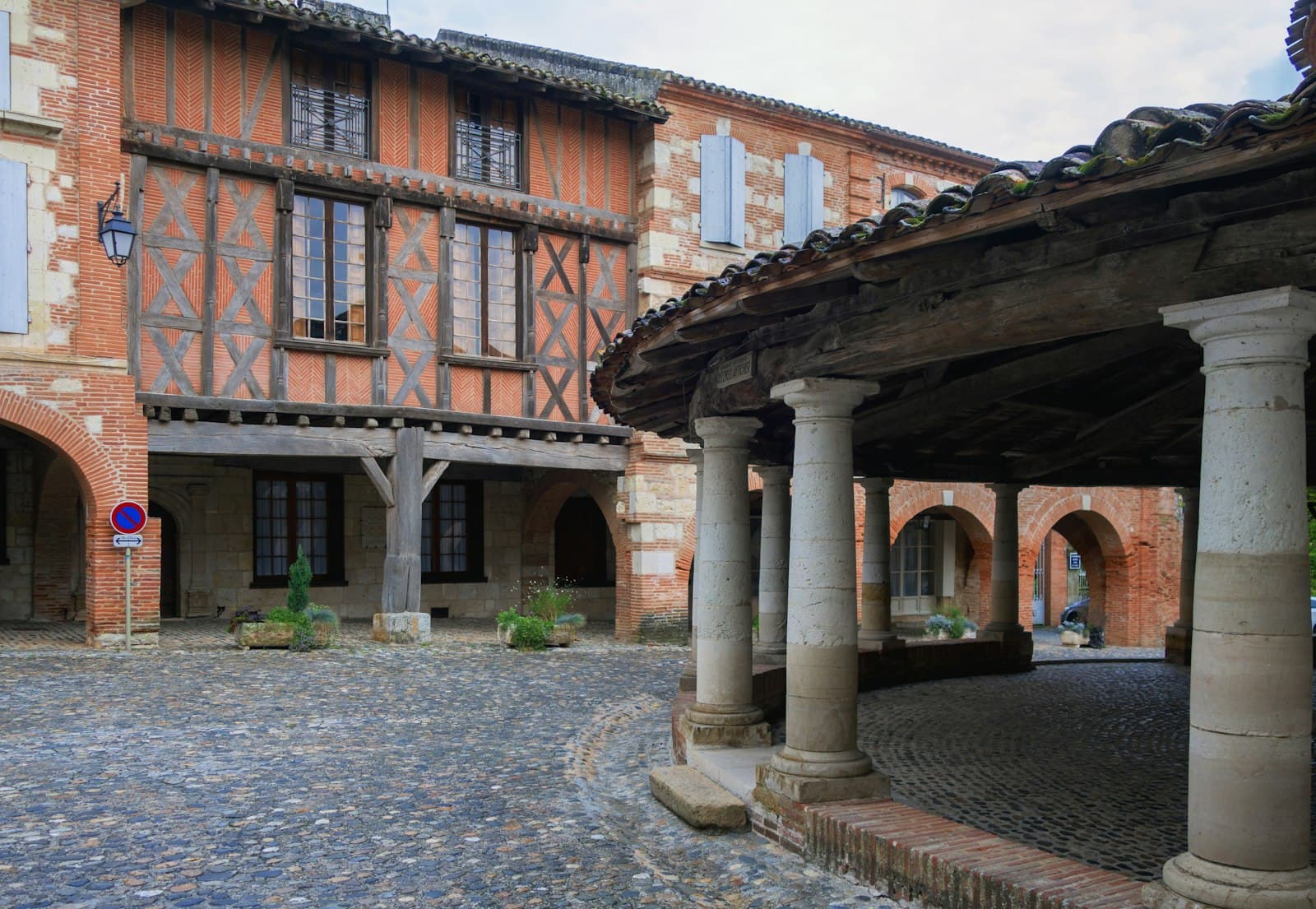 Auvillar — a courtyard with a building in the background