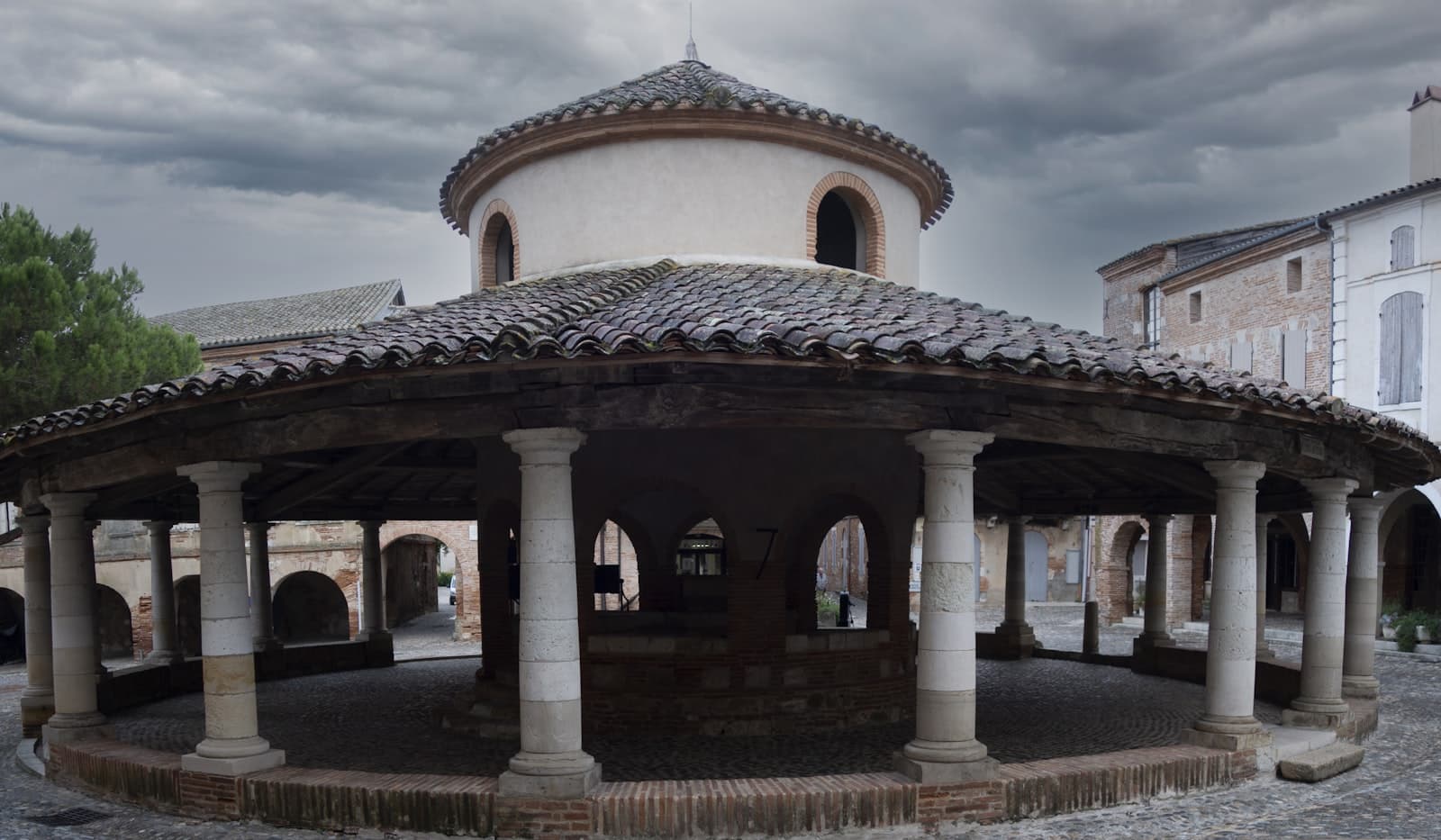 Auvillar — a building with pillars and a dome