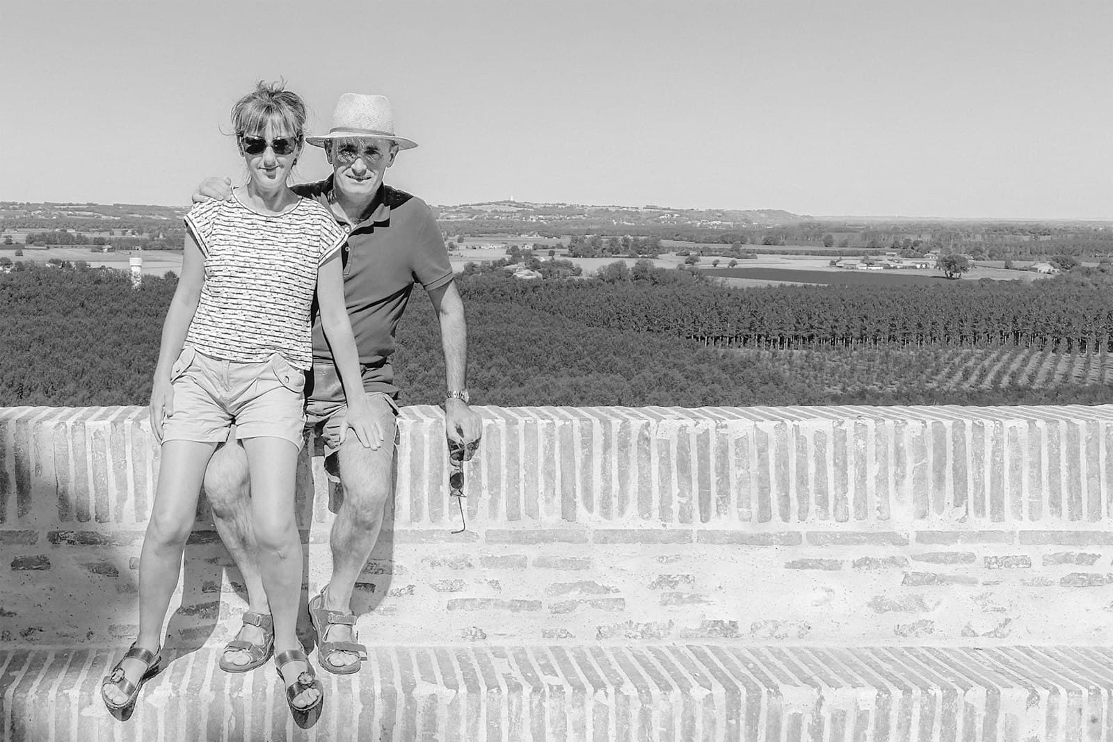 Auvillar — a couple of people that are standing on a wall