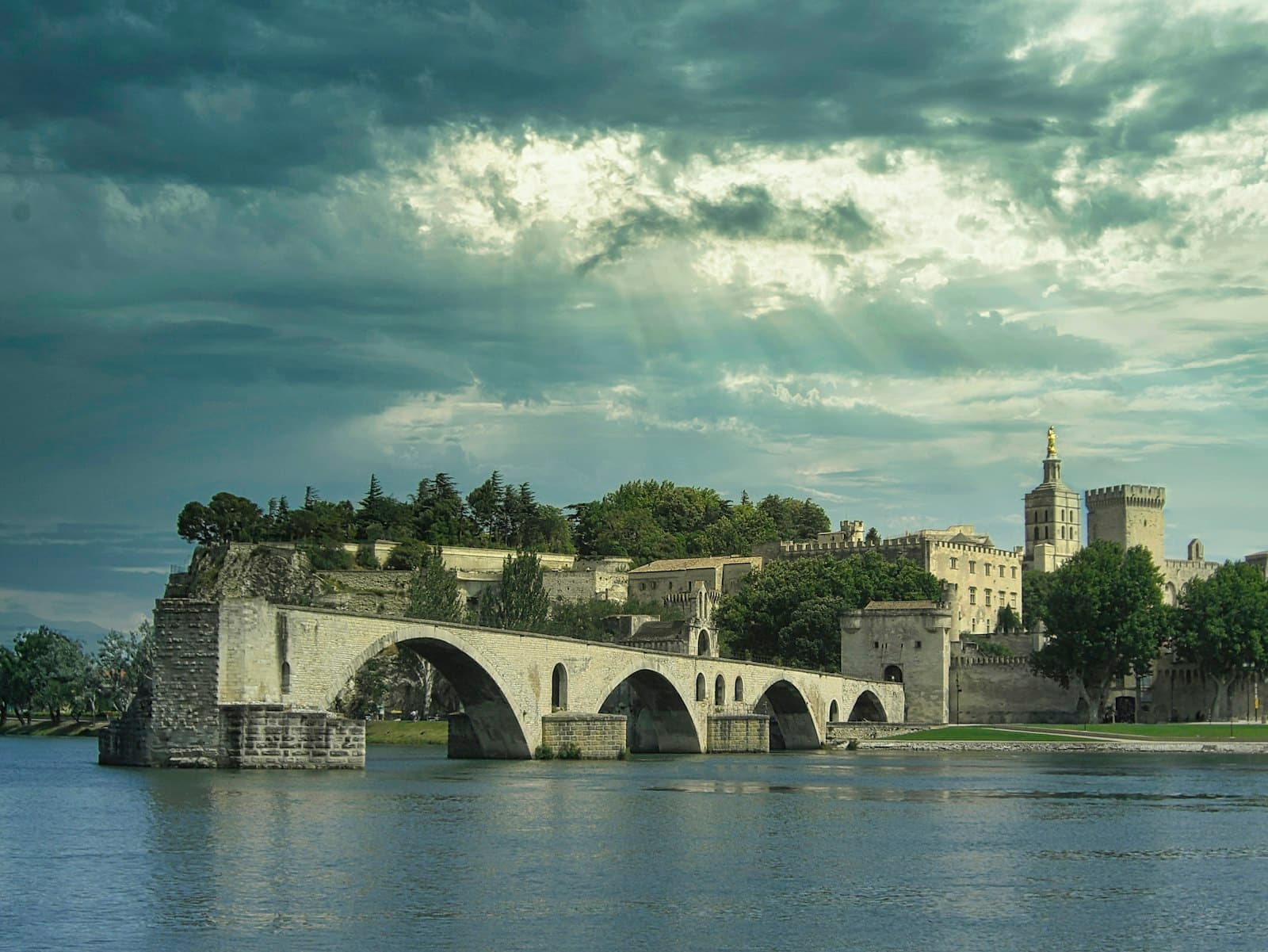 Avignon — white bridge