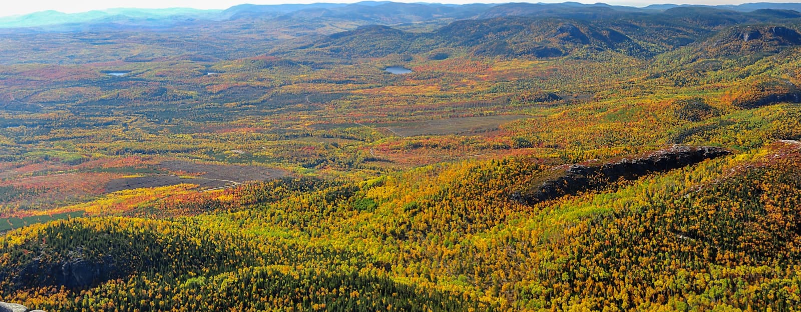 Baie-Saint-Paul — An aerial view of a mountain range with a river running through it