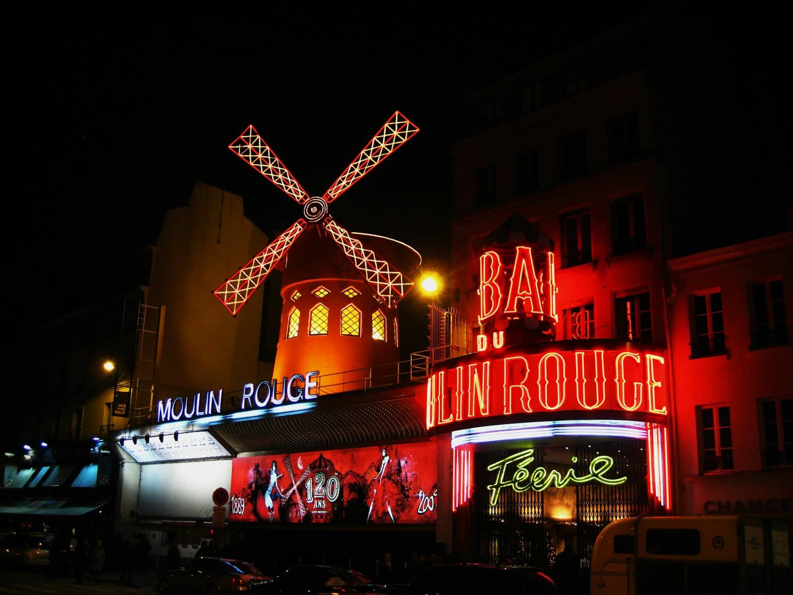 Bar-le-Duc — Moulin rouge, paris, at night.