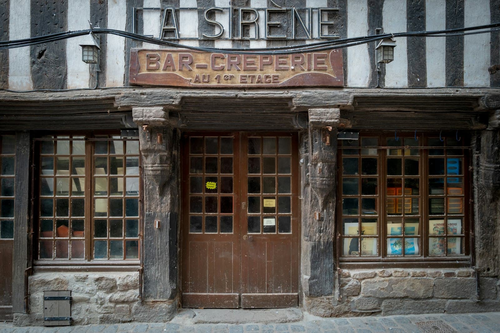 Bar-le-Duc — A bar-creperie in a rustic building.