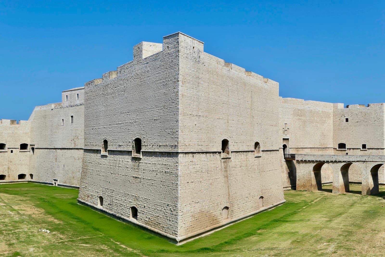 Barletta — a large stone building