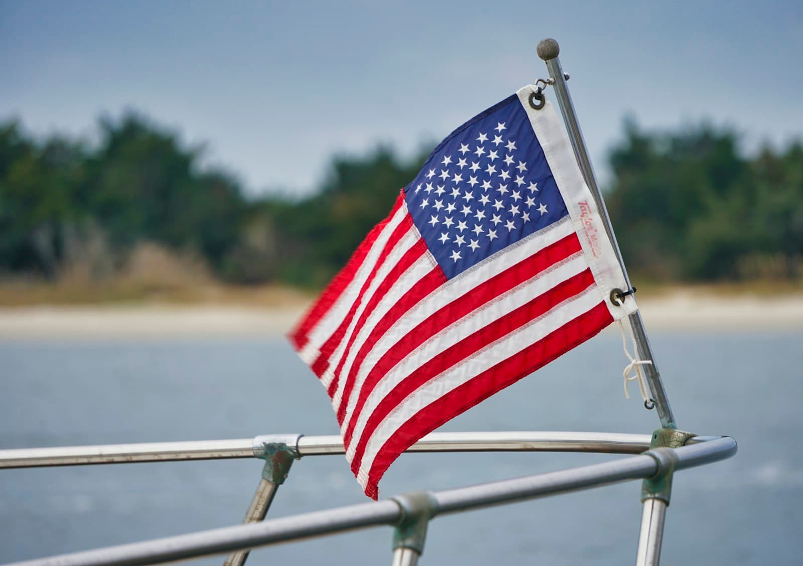 Beaufort — us a flag on pole
