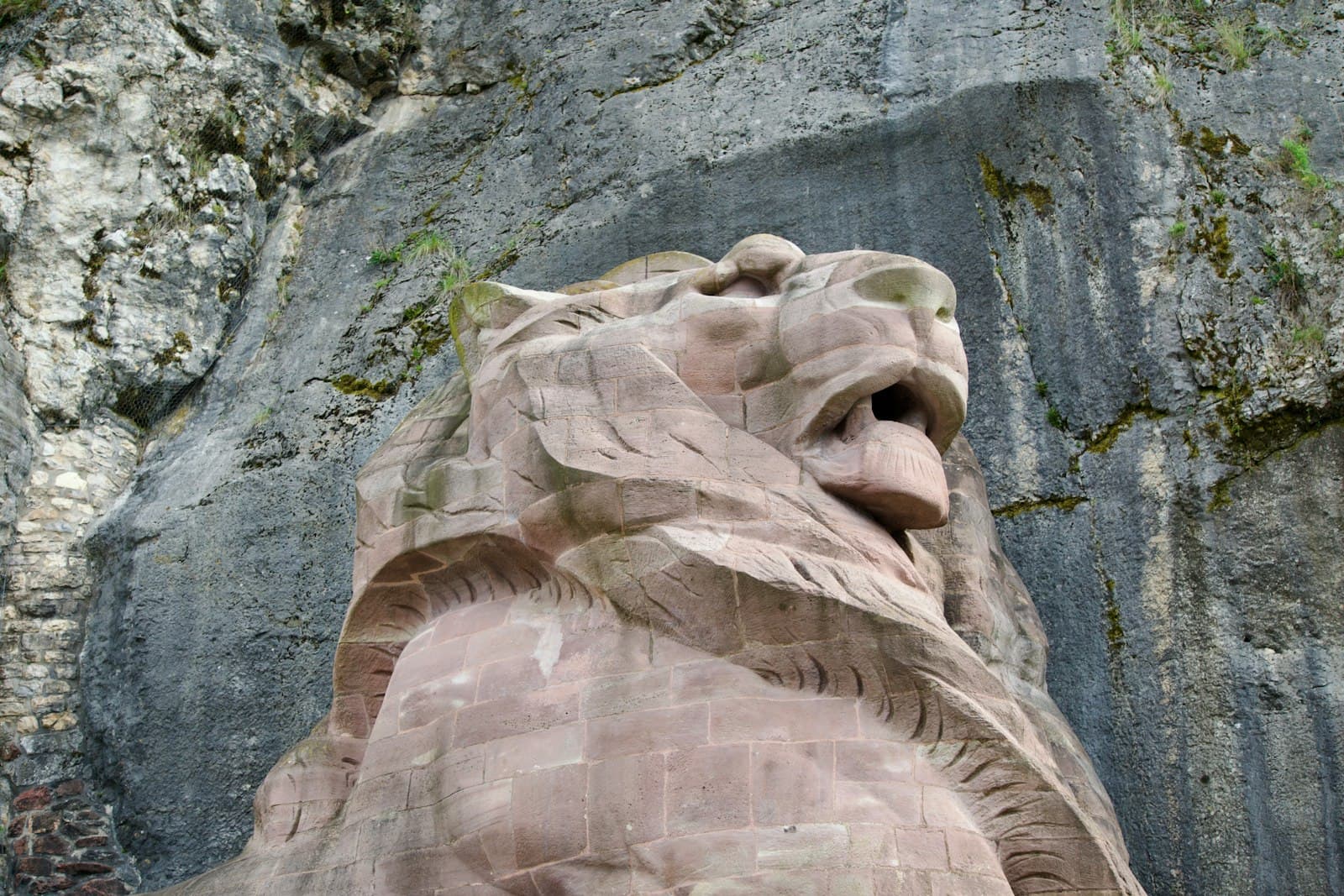 Belfort — A statue of a lion in front of a rock face