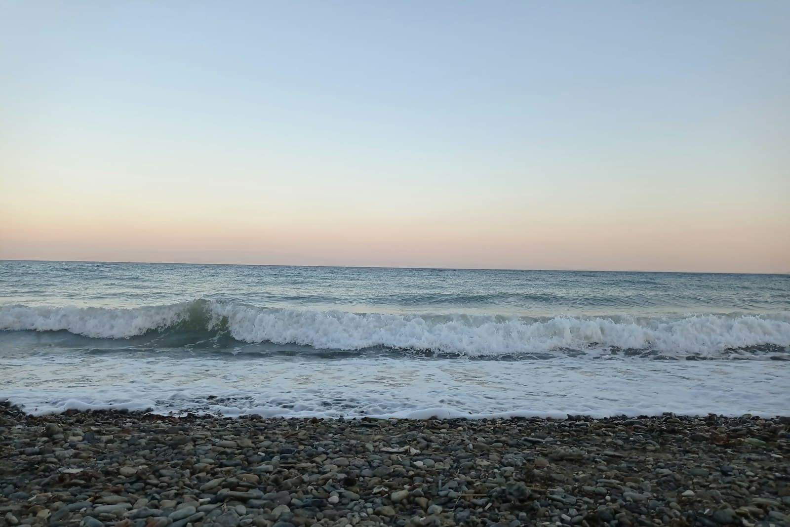Çanakkale — ocean waves crashing on shore during daytime