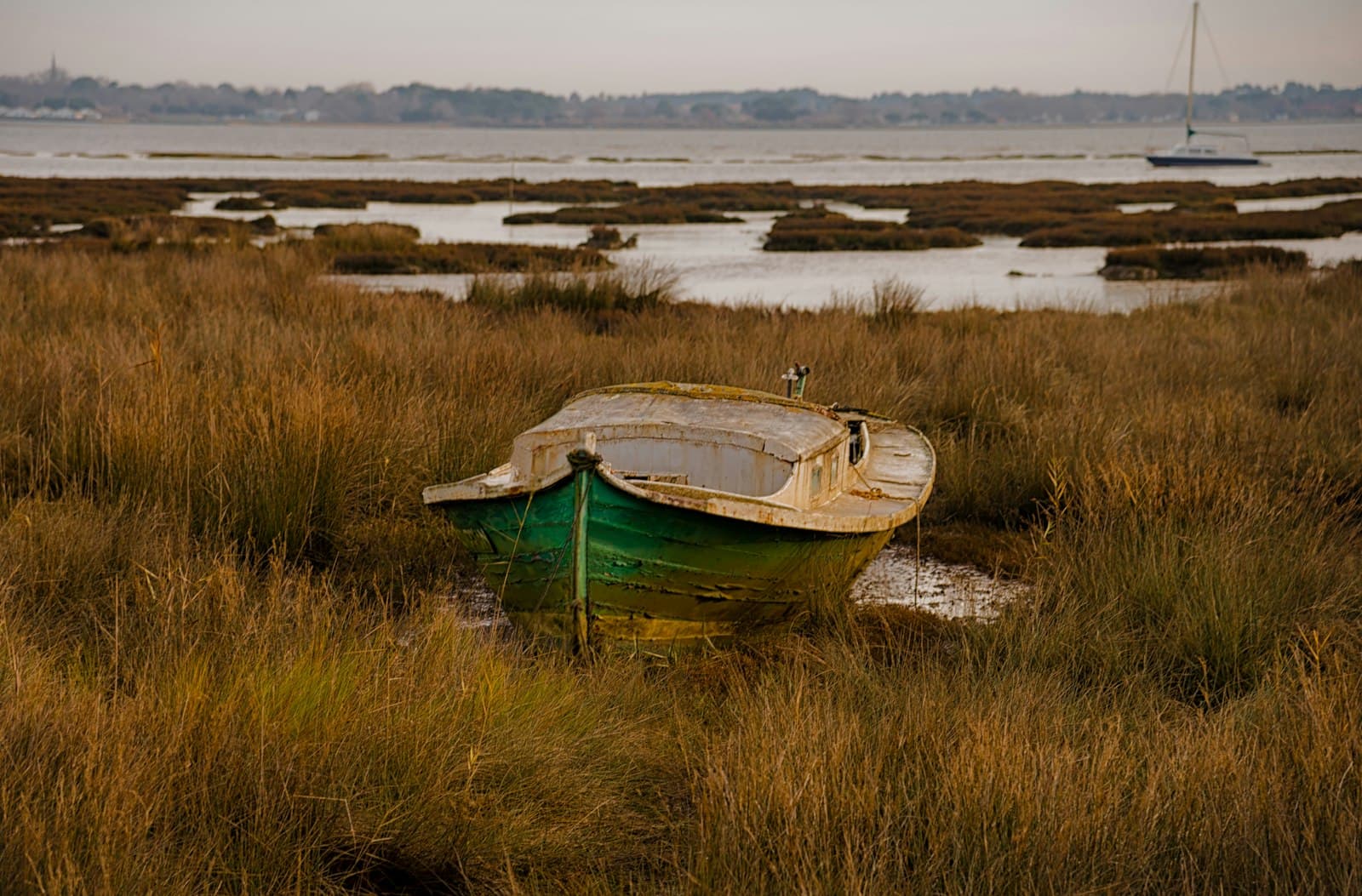 Cap-Ferret — a boat sitting on top of a dry grass field