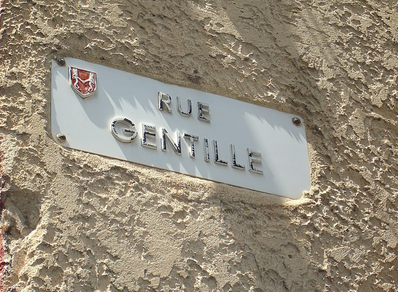 Carpentras — A street sign on the side of a building