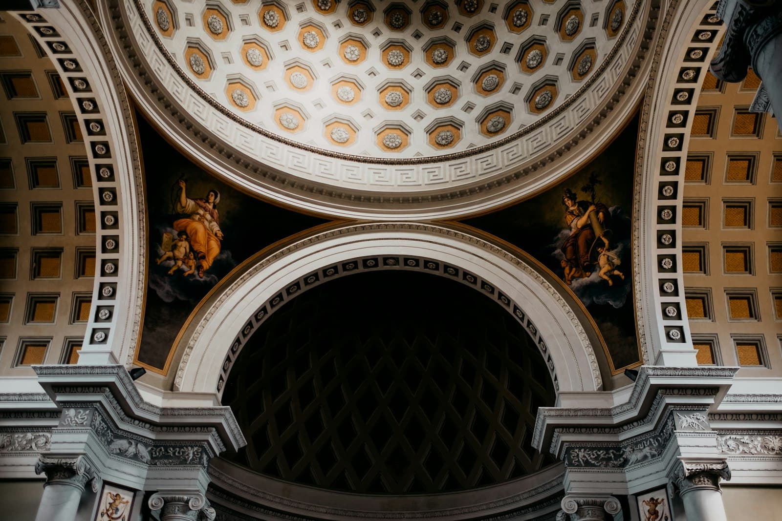 Castiglione del Lago — the ceiling of a building with statues on it