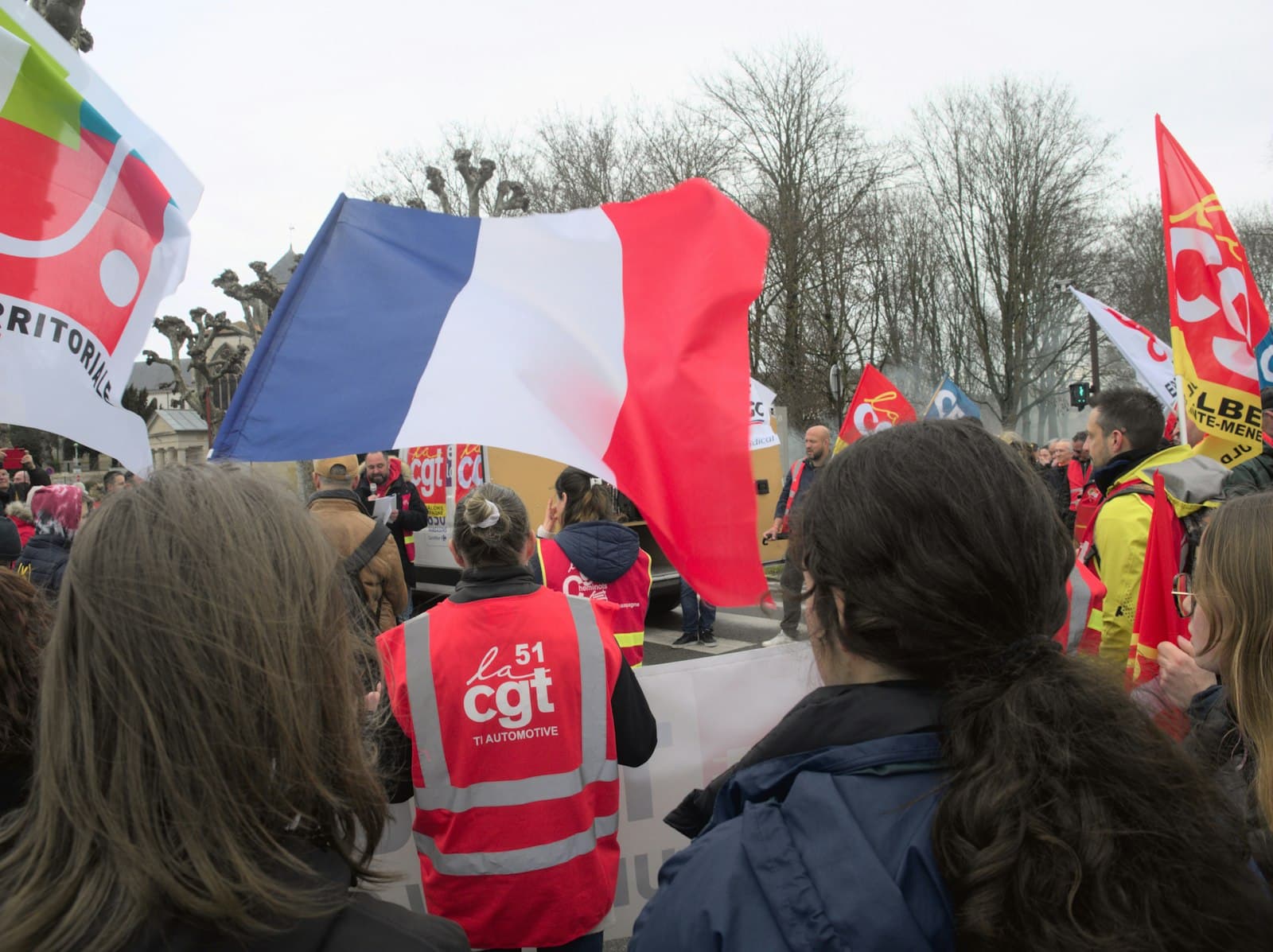 Châlons-en-Champagne — a group of people holding flags and signs
