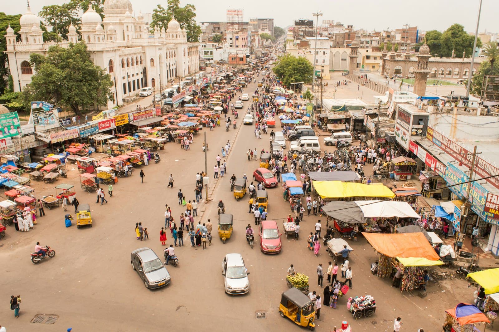 Chanderi — aerial photography of people and vehicles near mosque at daytime