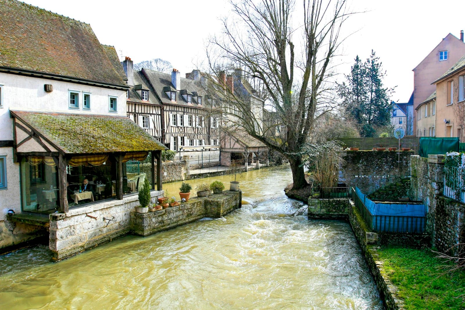 Chartres — a river running through a small town next to tall buildings