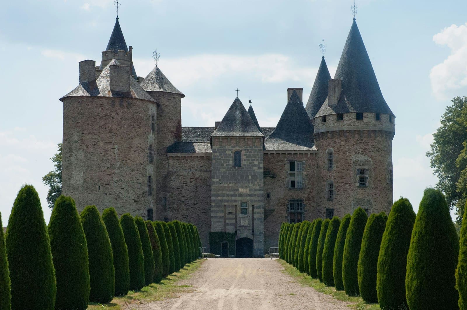 Château-Chinon — green plants near brown concrete building during daytime