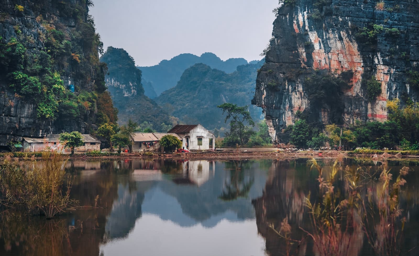 Châu Đốc — white house between two cliffs
