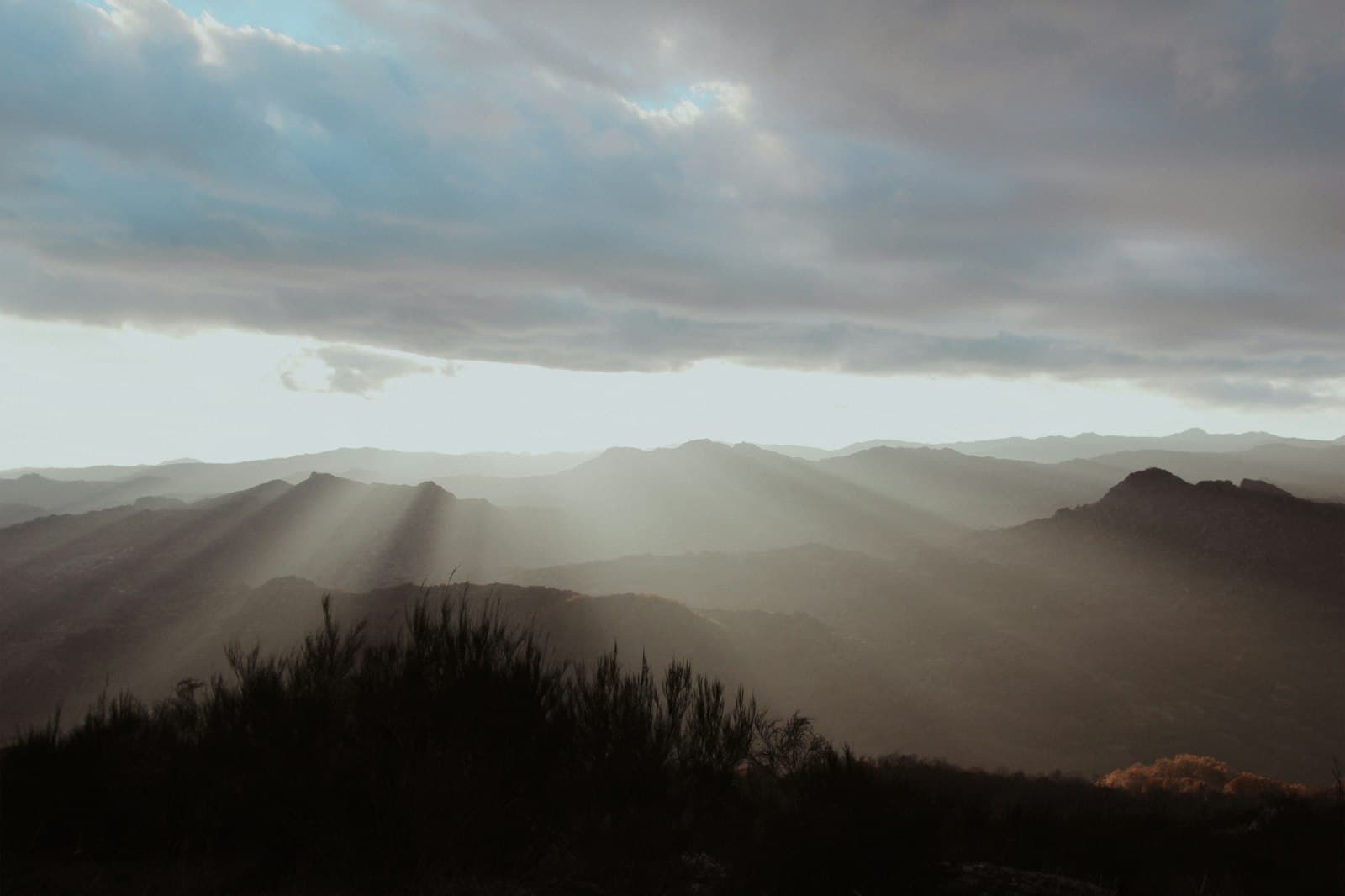 Chaves — The sun is shining through the clouds over the mountains