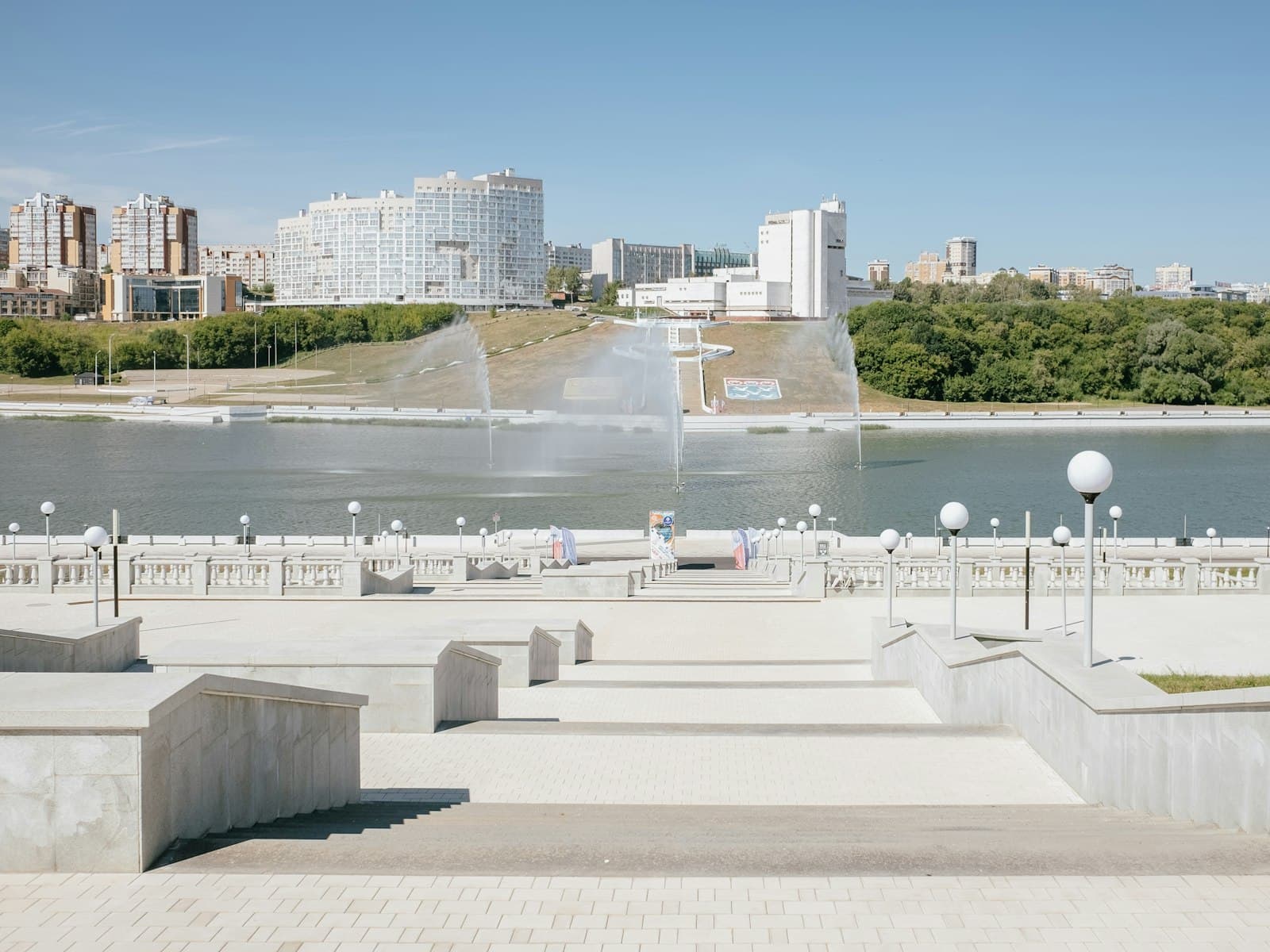 Cheboksary — a large body of water with a fountain in the middle of it