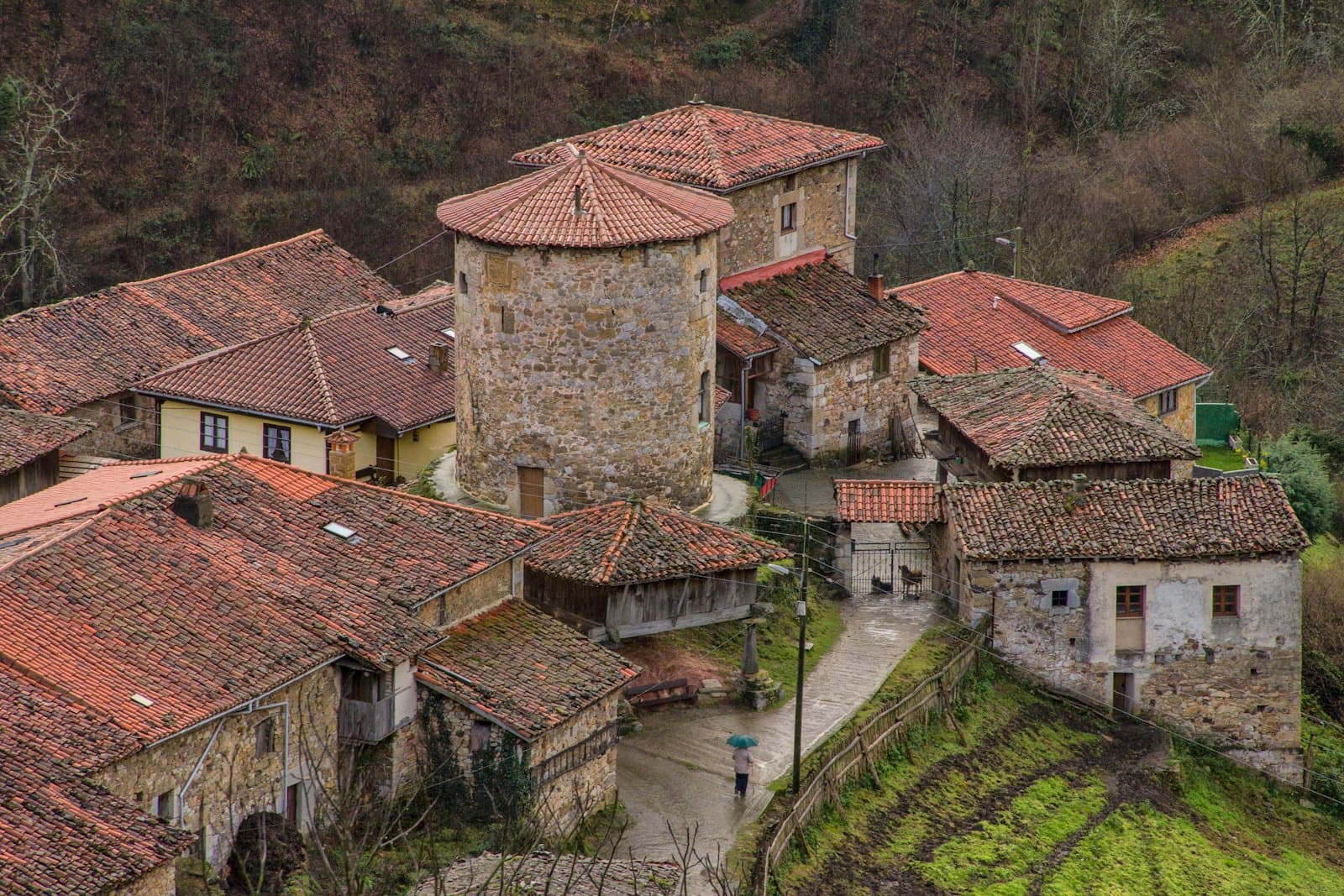 Chinchilla de Monte-Aragón — brown concrete house at daytime