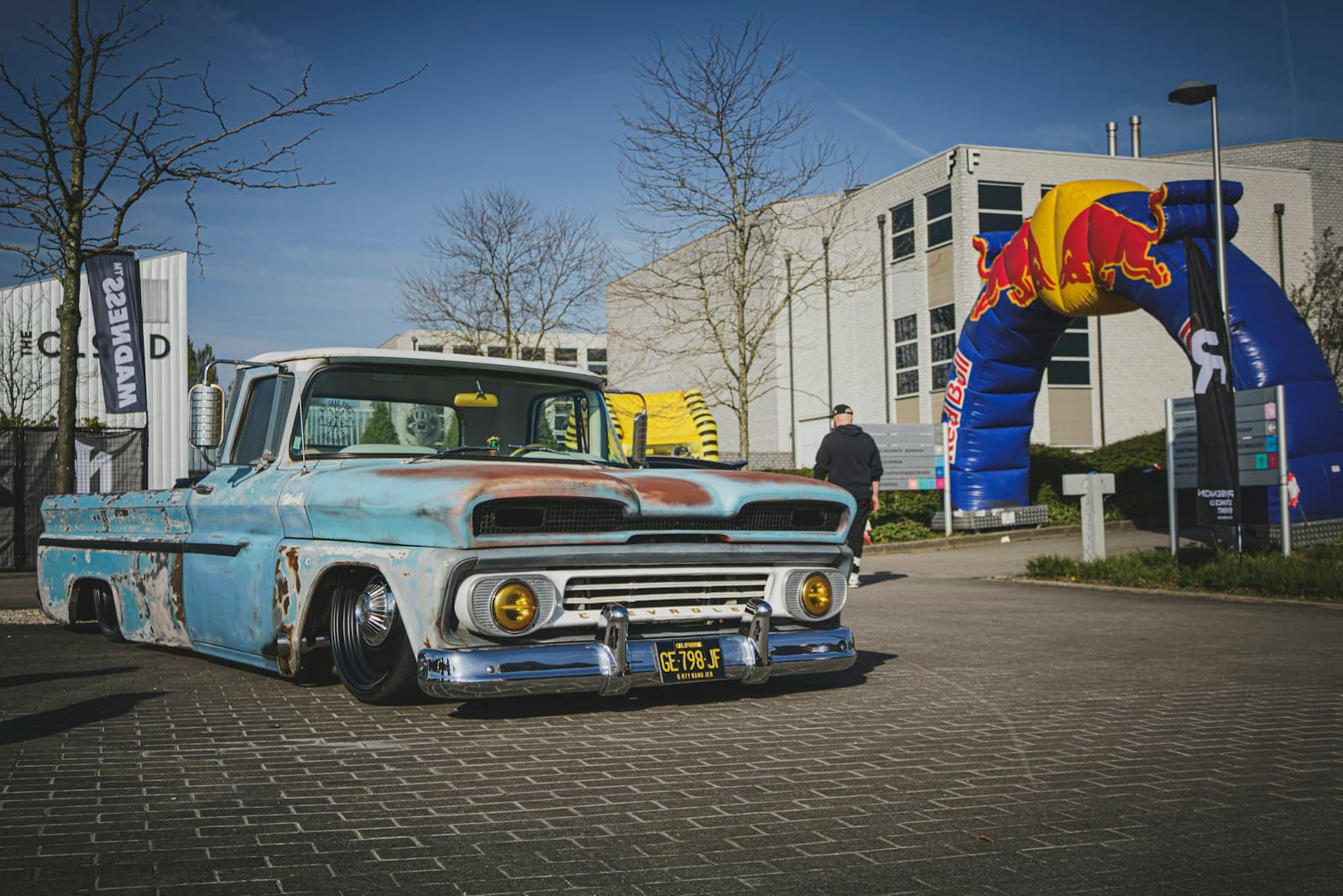 Courtrai — an old blue truck parked in front of a building