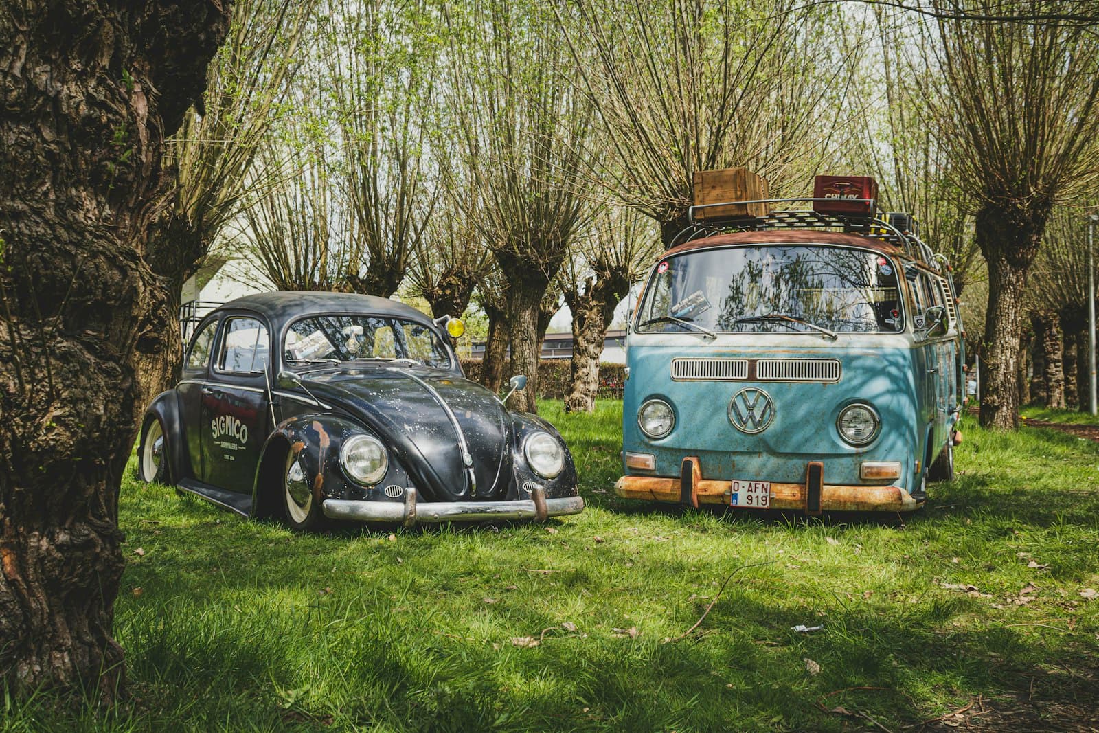 Courtrai — a couple of cars parked next to each other in a field