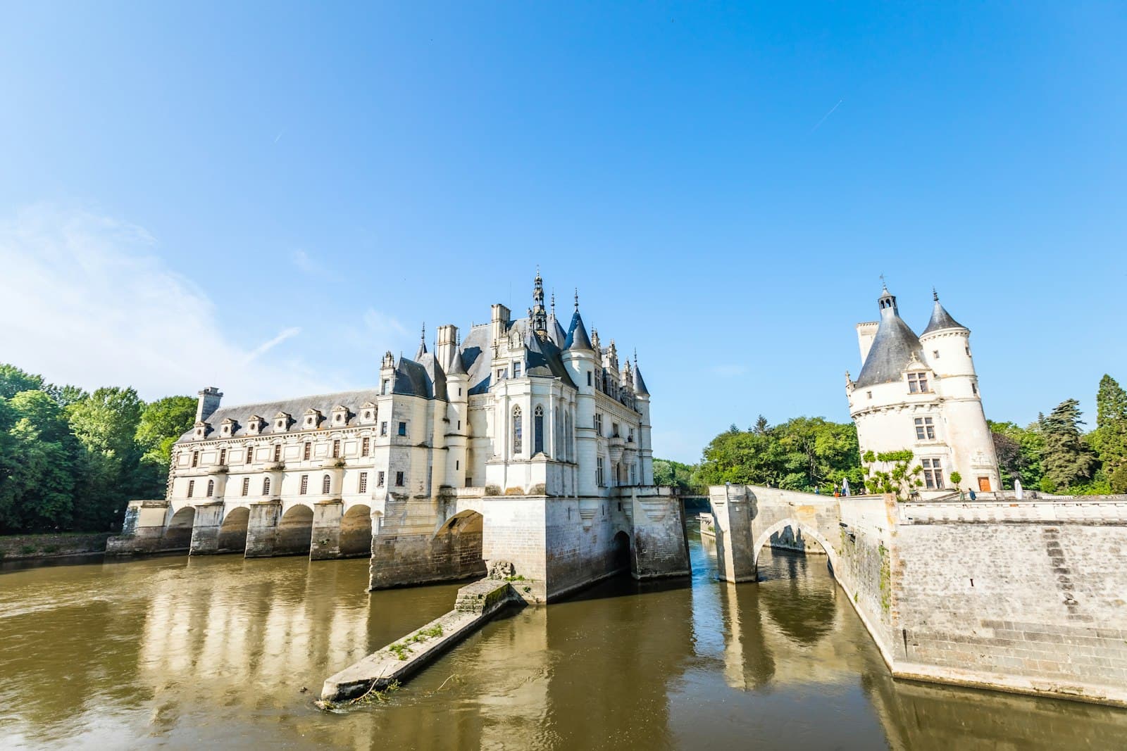 Crécy-en-Ponthieu — white castle surrounded by water
