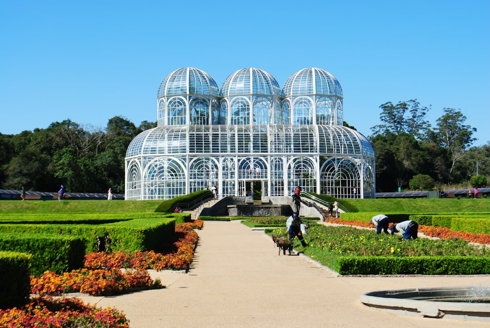 Curitiba — a couple of people that are standing in a garden
