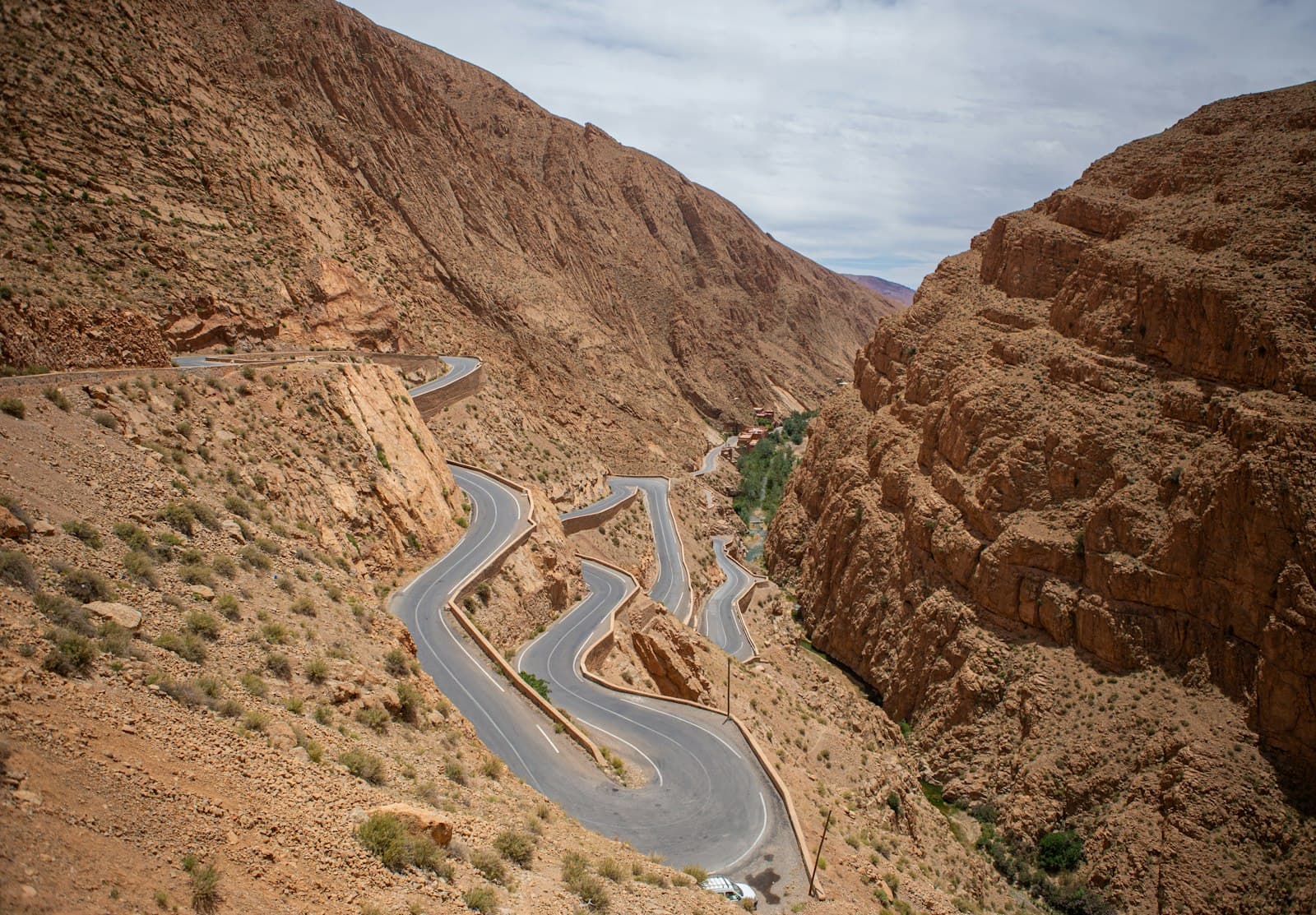 Dadès — A winding road in the middle of a desert