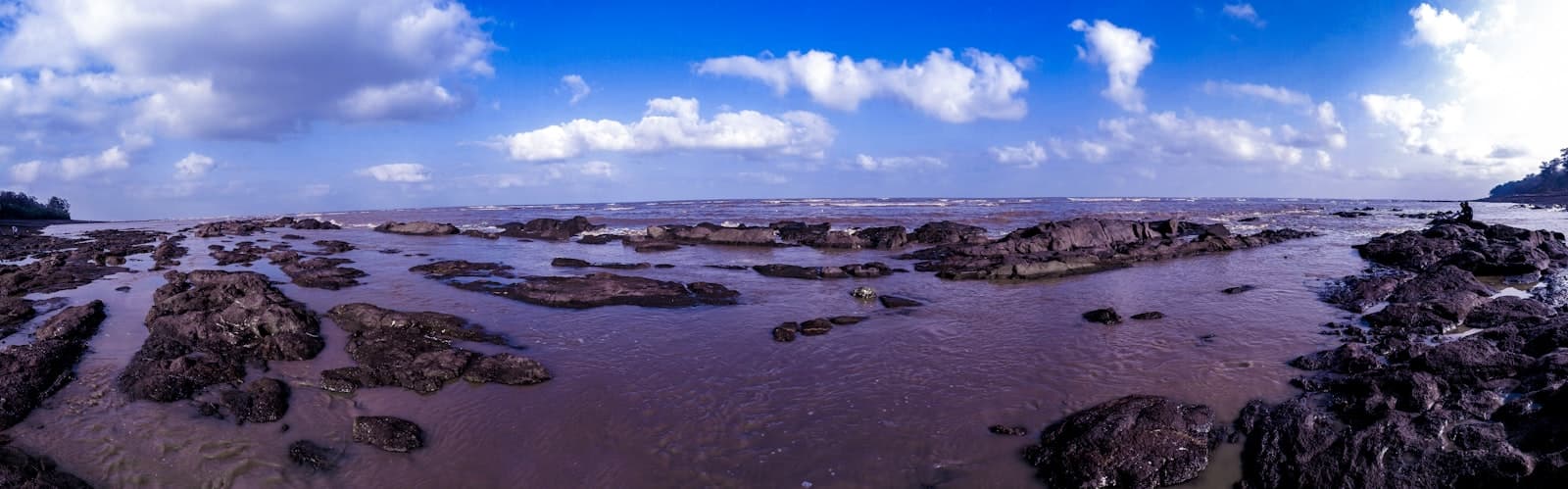 Daman — body of water surrounded with islets