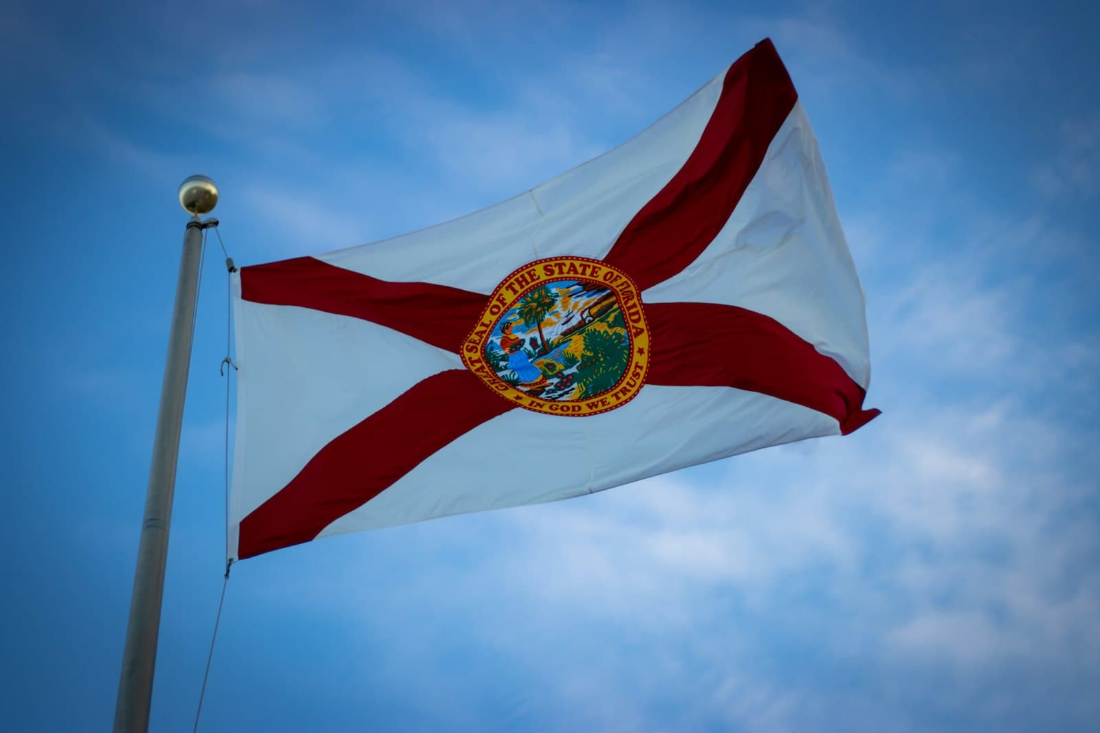 Daytona Beach — the flag of the state of florida flies high in the sky