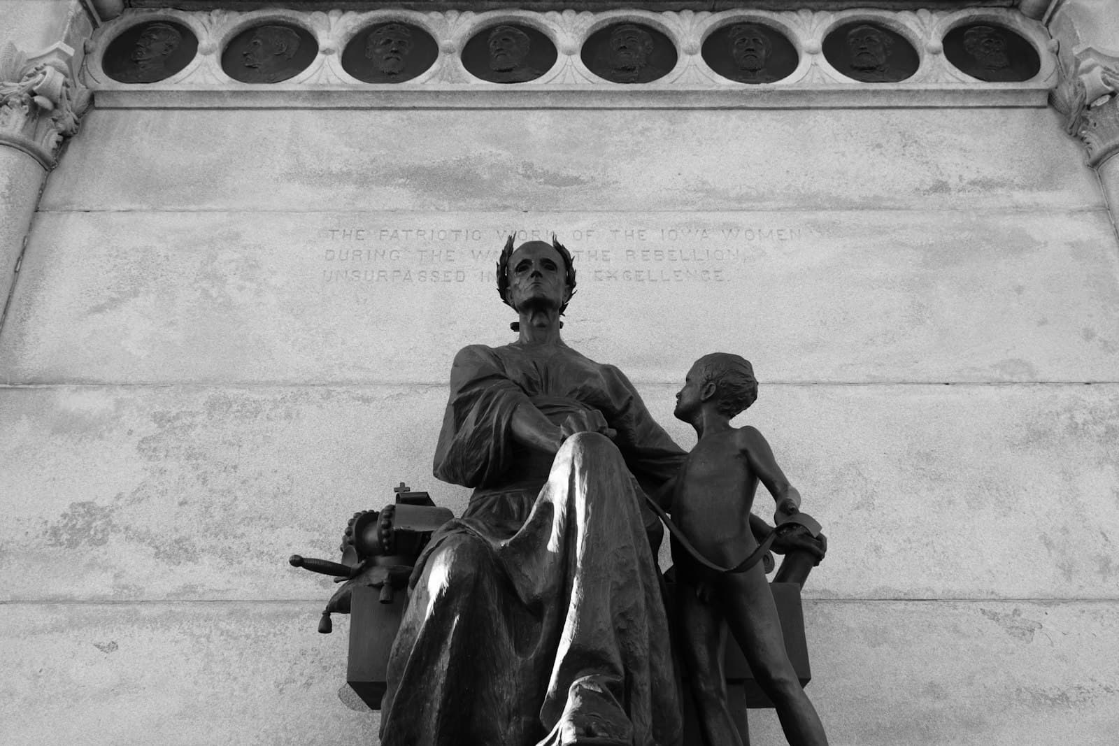 Des Moines — a black and white photo of a statue of a mother and child