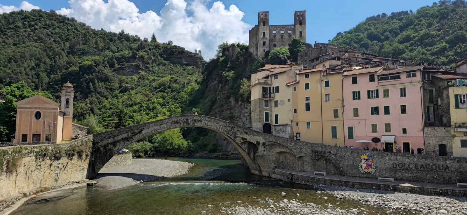 Dolceacqua — Picturesque italian village with a bridge and castle.