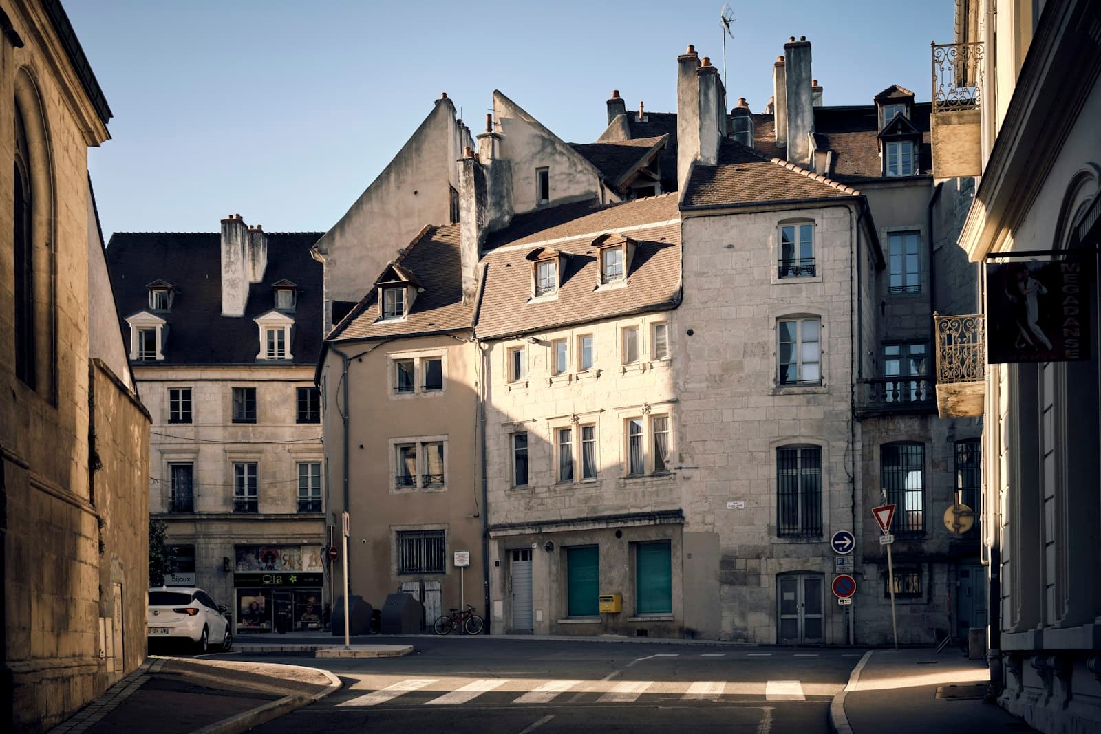 Dole — a city street lined with tall buildings and a crosswalk