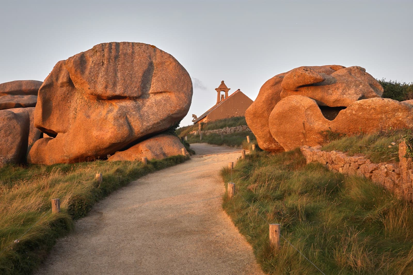 Douarnenez — rocks near road