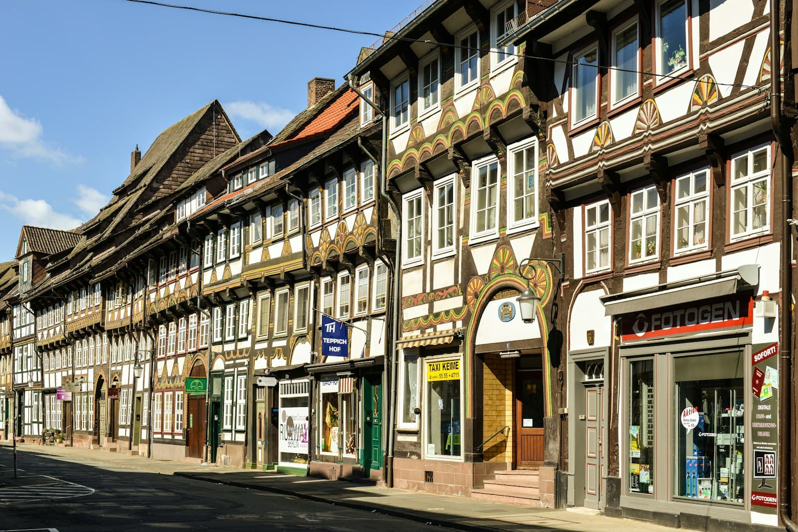 Einbeck — Row of historic half-timbered houses on a street.