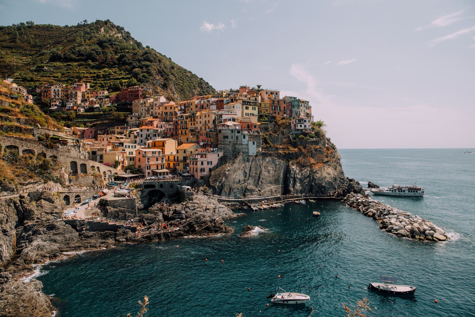 Este — houses on mountain beside sea during daytime