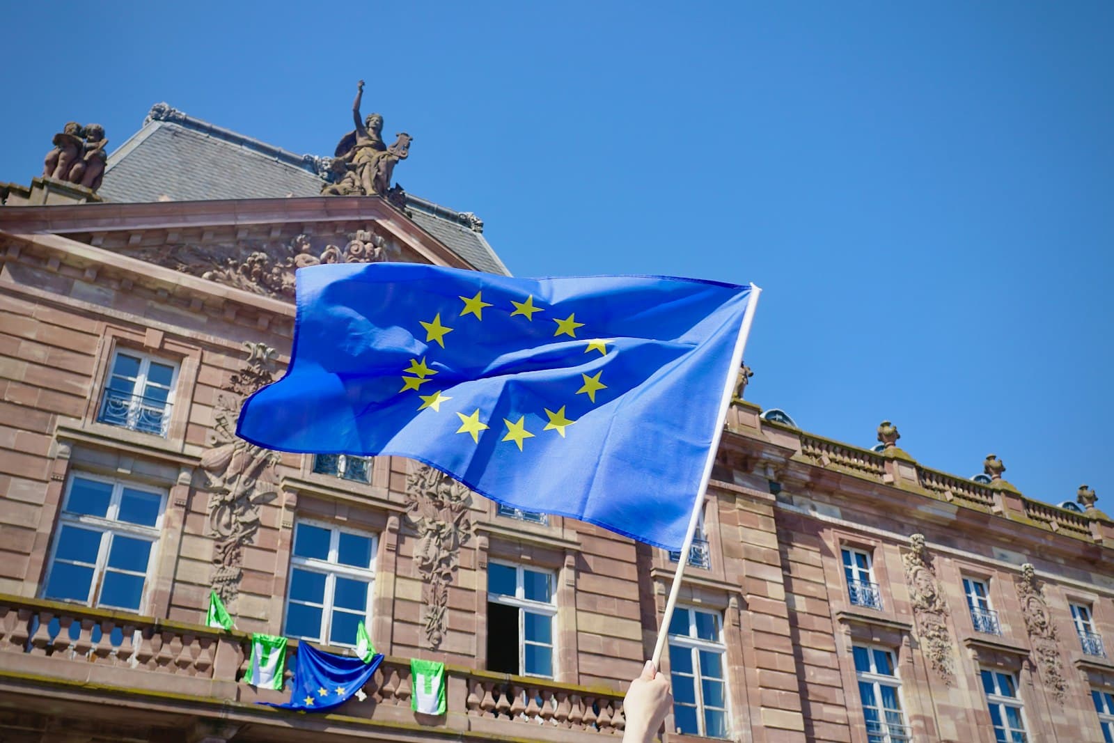 Eu — a flag on a pole in front of a building