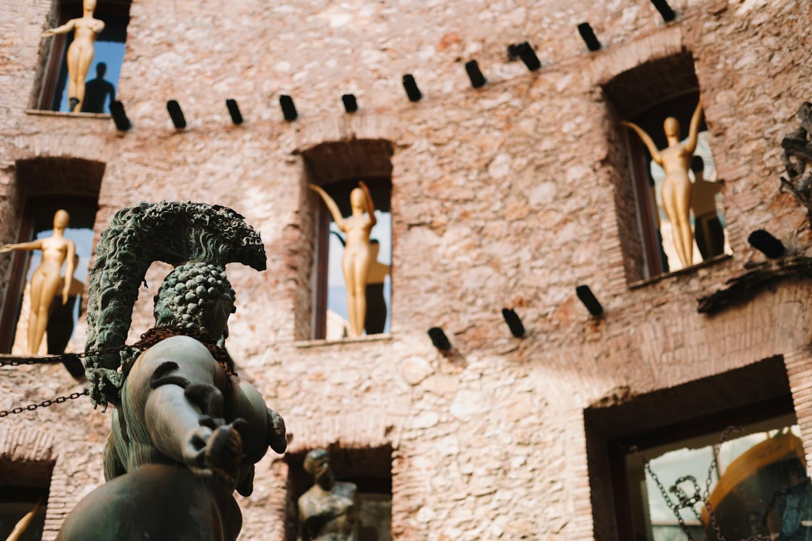 Figueres — A statue in front of a building with statues on it