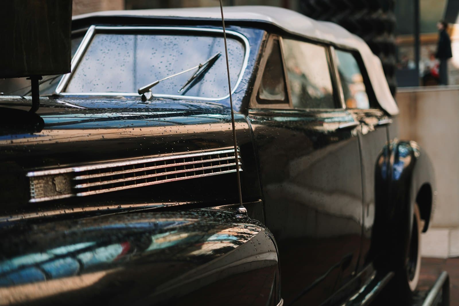 Figueres — A black car parked on the side of the road