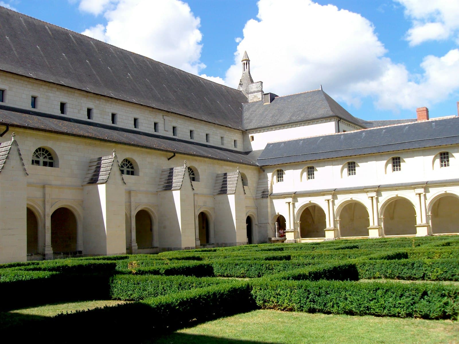 Fontevraud-l'Abbaye — a large building with a large garden in front of it