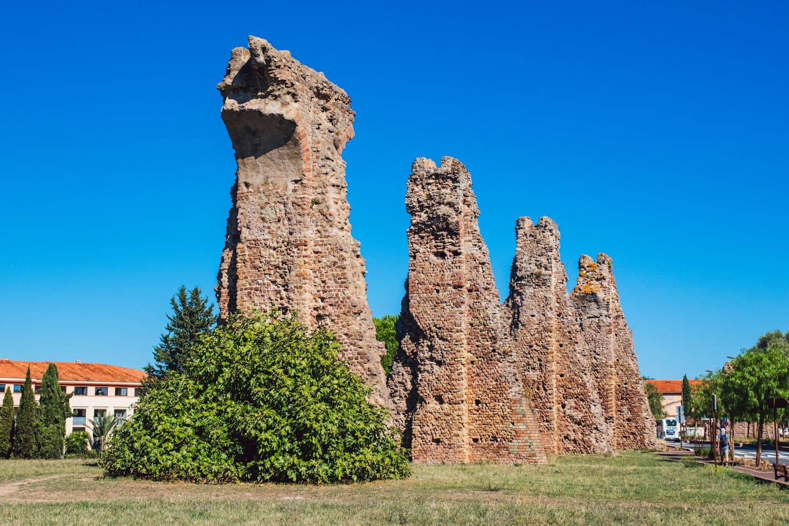 Fréjus — Ancient roman aqueduct ruins against a clear blue sky