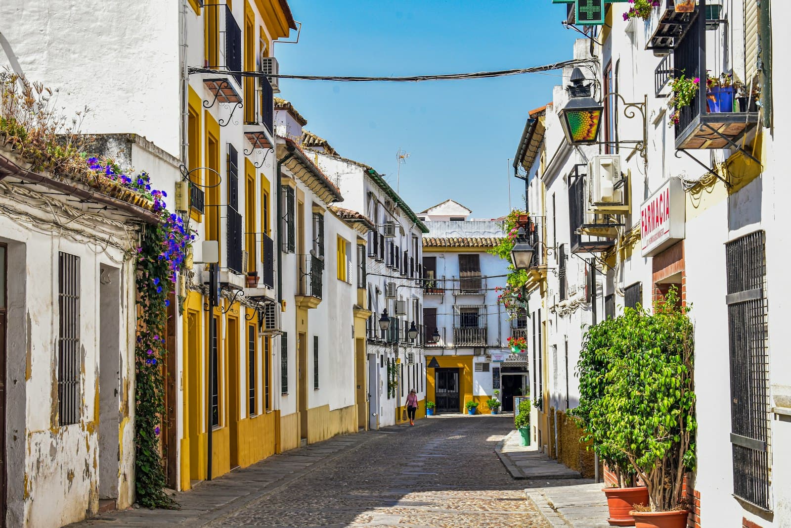 Granadilla — A narrow street in a city with white buildings