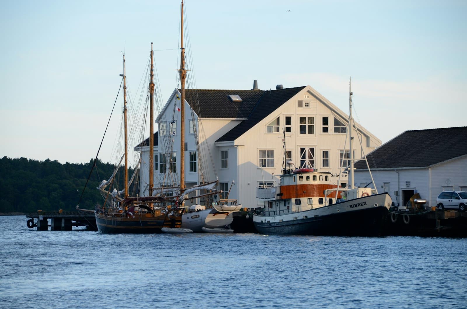 Grimstad — white and brown boat on sea during daytime